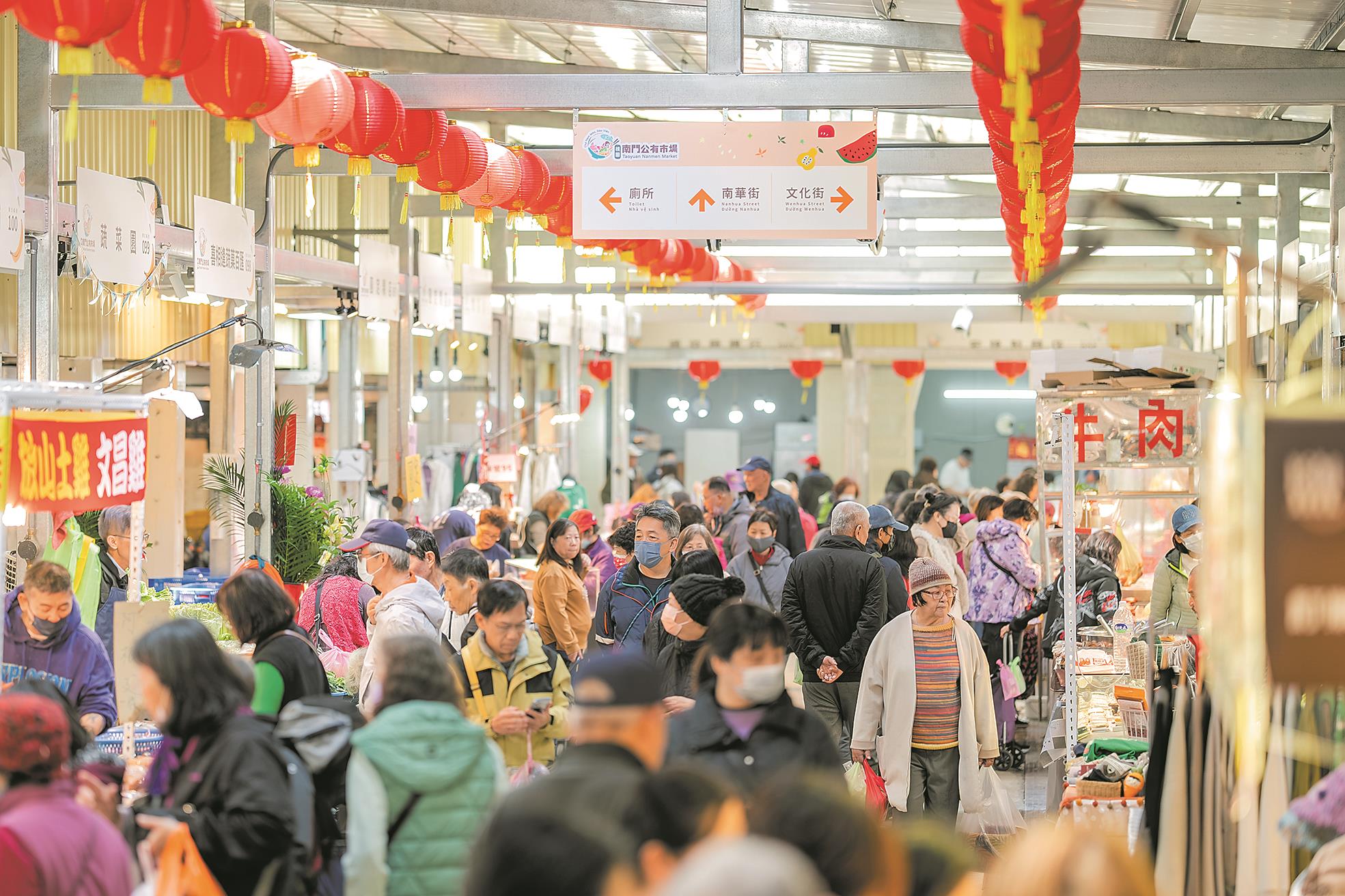 復業後的南門市場人潮湧現,熟悉的吆喝聲在明亮空間裡顯得格外親切。(桃園誌提供) 復業後的南門市場人潮湧現,熟悉的吆喝聲在明亮空間裡顯得格外親切。(桃園誌提供)