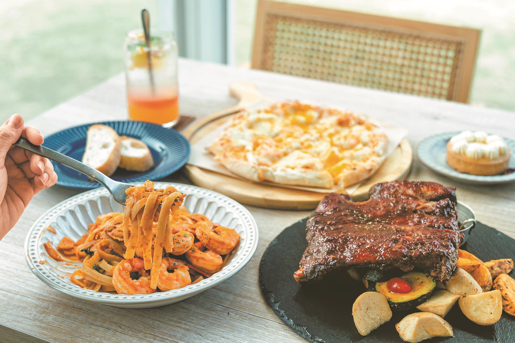 池畔暖陽穿透落地窗灑落在桌尖,一道道義式料理上桌,讓感官在美食間慢下腳步。(桃園誌提供) 池畔暖陽穿透落地窗灑落在桌尖,一道道義式料理上桌,讓感官在美食間慢下腳步。(桃園誌提供)