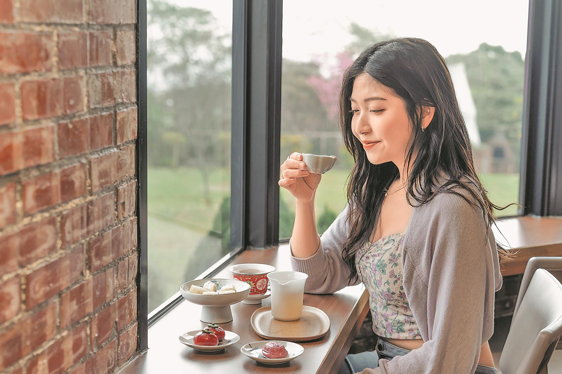 源自廟宇供品的「三寶茶」甘潤補氣,傳統點心小巧精緻,一茶一點都充滿心意。(桃園誌提供) 源自廟宇供品的「三寶茶」甘潤補氣,傳統點心小巧精緻,一茶一點都充滿心意。(桃園誌提供)