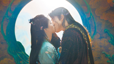 敖瑞鵬(右)在《白月梵星》霸氣擁吻白鹿,私下卻被吐槽沒經驗。(中天娛樂台提供) 敖瑞鵬(右)在《白月梵星》霸氣擁吻白鹿,私下卻被吐槽沒經驗。(中天娛樂台提供)