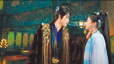 敖瑞鵬(左)劇中掐白鹿脖子,遭虧公報私仇。(中天娛樂台提供) 敖瑞鵬(左)劇中掐白鹿脖子,遭虧公報私仇。(中天娛樂台提供)