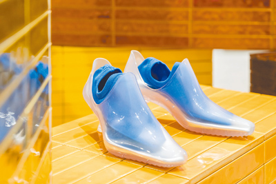 Loewe這季設計的有趣鞋款,並搭配三種不同色系的短襪做搭配。(Loewe提供) Loewe這季設計的有趣鞋款,並搭配三種不同色系的短襪做搭配。(Loewe提供)