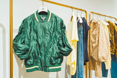 這季有不少趣味單品,如這件bomber jacket內裡有軟型鐵絲,供消費者捏出自己愛的造型。(Loewe提供) 這季有不少趣味單品,如這件bomber jacket內裡有軟型鐵絲,供消費者捏出自己愛的造型。(Loewe提供)