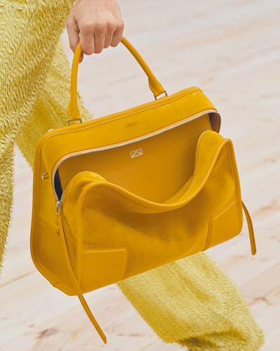 Amazona 180是今年的全新重點包款,鬆弛感設計相當點題。(Loewe提供) Amazona 180是今年的全新重點包款,鬆弛感設計相當點題。(Loewe提供)