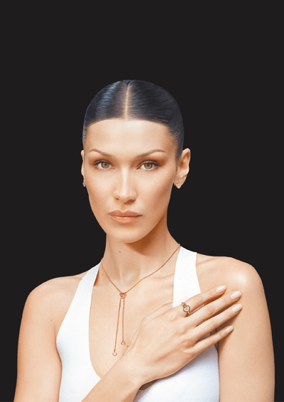 3月20日是聯合國官訂「國際幸福日」,超模Bella Hadid搶先佩戴蕭邦愛心項鍊獻祝福。(CHOPARD提供) 3月20日是聯合國官訂「國際幸福日」,超模Bella Hadid搶先佩戴蕭邦愛心項鍊獻祝福。(CHOPARD提供)