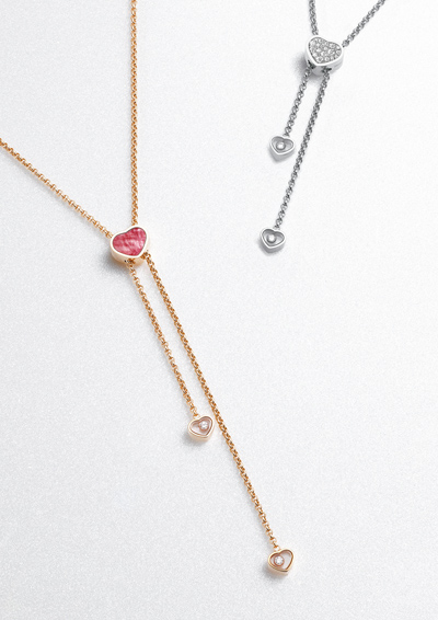 為慶祝「國際幸福日」,蕭邦特別打造兩款Happy Hearts系列項鍊,有全鑽和粉紅珍珠母貝兩種款式 。(CHOPARD提供) 為慶祝「國際幸福日」,蕭邦特別打造兩款Happy Hearts系列項鍊,有全鑽和粉紅珍珠母貝兩種款式 。(CHOPARD提供)