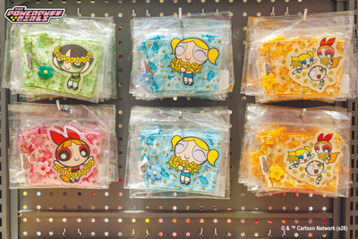 《飛天小女警》快閃店飲料提袋。(WeTrust信賴互動行銷有限公司提供) 《飛天小女警》快閃店飲料提袋。(WeTrust信賴互動行銷有限公司提供)