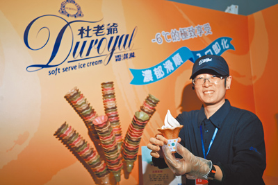 南僑旗下「杜老爺」推出新口味搶攻市場,還能針對店家需求客製化口味。 (郭吉銓攝) 南僑旗下「杜老爺」推出新口味搶攻市場,還能針對店家需求客製化口味。 (郭吉銓攝)