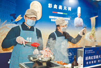 受到市場好評的「南僑讚岐急凍熟麵」1分鐘出餐的「急凍熟麵」解決缺工難題。 (郭吉銓攝) 受到市場好評的「南僑讚岐急凍熟麵」1分鐘出餐的「急凍熟麵」解決缺工難題。 (郭吉銓攝)