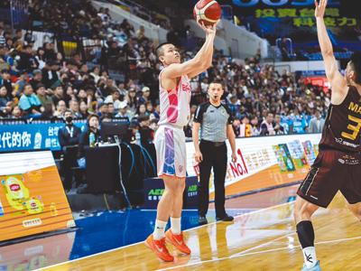 勇士後衛陳又瑋無視對方撲防,照樣在三分線外出手。(台北富邦勇士提供) 勇士後衛陳又瑋無視對方撲防,照樣在三分線外出手。(台北富邦勇士提供)