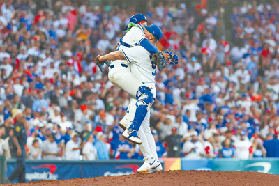 義大利救援投手懷瑟特(右)跟捕手迪歐拉席歐激動擁抱慶祝勝利。(路透) 義大利救援投手懷瑟特(右)跟捕手迪歐拉席歐激動擁抱慶祝勝利。(路透)