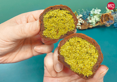 85度C「杜拜巧克力Q餅」號稱咬下有軟Q與酥脆雙重口感。(85度C提供) 85度C「杜拜巧克力Q餅」號稱咬下有軟Q與酥脆雙重口感。(85度C提供)