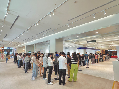 LADY M 「杜拜巧克力千層」因美食KOL推薦造成各店大排長龍,白色情人節更讓聲量再衝高。(誠品提供) LADY M 「杜拜巧克力千層」因美食KOL推薦造成各店大排長龍,白色情人節更讓聲量再衝高。(誠品提供)