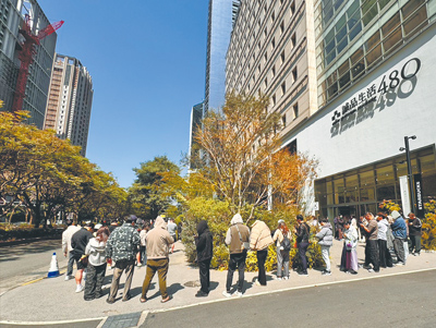 台中誠品480的LADY M排隊人龍甚至延伸到戶外,場面十分驚人。(誠品提供) 台中誠品480的LADY M排隊人龍甚至延伸到戶外,場面十分驚人。(誠品提供)