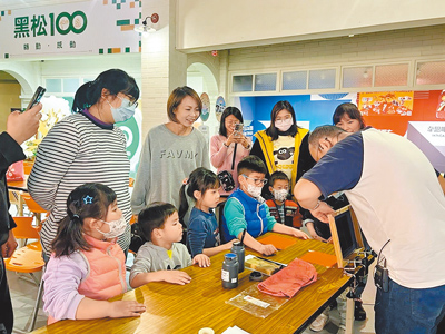 「黑松世界」先前舉辦春聯絹印活動,增進親子交流與互動學習。(黑松提供) 「黑松世界」先前舉辦春聯絹印活動,增進親子交流與互動學習。(黑松提供)