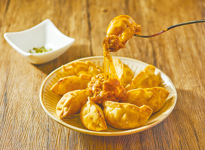 三商炸雞打造新品「義式肉醬起司炸水餃」。(三商餐飲提供) 三商炸雞打造新品「義式肉醬起司炸水餃」。(三商餐飲提供)