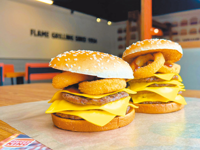 漢堡王「洋蔥圈犇牛堡」可選擇三層或五層,單點139元起。(漢堡王提供) 漢堡王「洋蔥圈犇牛堡」可選擇三層或五層,單點139元起。(漢堡王提供)