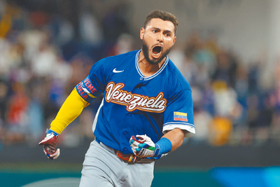 委內瑞拉好手W.阿布瑞尤在5局上敲出陽春全壘打,最終帶領球隊擊敗美國,奪下經典賽冠軍。(路透) 委內瑞拉好手W.阿布瑞尤在5局上敲出陽春全壘打,最終帶領球隊擊敗美國,奪下經典賽冠軍。(路透)