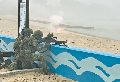 金防部18日清晨於東崗海域一線據點與陣地,實施民國115年「第一季太武操演」,以「實戰化訓練」為核心原則,展現平日戰訓整備成果。(于家麒攝) 金防部18日清晨於東崗海域一線據點與陣地,實施民國115年「第一季太武操演」,以「實戰化訓練」為核心原則,展現平日戰訓整備成果。(于家麒攝)