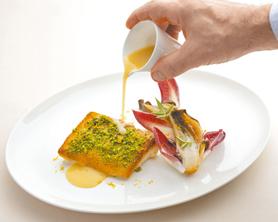 「炭烤深海比目魚」以柑橘醬汁及塔吉亞斯橄欖提味的比目魚肉質鮮美細緻,滿滿的開心果碎增添口感。(台北遠東香格里拉提供) 「炭烤深海比目魚」以柑橘醬汁及塔吉亞斯橄欖提味的比目魚肉質鮮美細緻,滿滿的開心果碎增添口感。(台北遠東香格里拉提供)