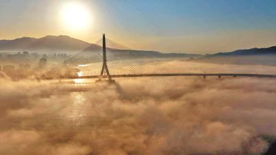 新北市淡水區18日清晨出現罕見低層雲海景象,整片雲霧如海浪般覆蓋淡水河口,僅淡江大橋主塔與部分建築露出雲層之上,宛如「橋底雲海」奇觀。(王定凱提供/張鎧乙新北傳真) 新北市淡水區18日清晨出現罕見低層雲海景象,整片雲霧如海浪般覆蓋淡水河口,僅淡江大橋主塔與部分建築露出雲層之上,宛如「橋底雲海」奇觀。(王定凱提供/張鎧乙新北傳真)