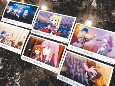 《孤獨搖滾!》主題Cafe滿額贈為限量寫真卡,前期為舞台花絮寫真。(曼迪傳播提供) 《孤獨搖滾!》主題Cafe滿額贈為限量寫真卡,前期為舞台花絮寫真。(曼迪傳播提供)