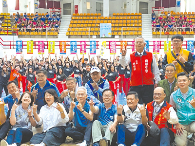 民眾黨嘉義市長參選人張啓楷(前排左四)與嘉義市長黃敏惠(前排左二)20日在嘉義市運動會開幕活動上同框。(民眾黨提供/廖素慧嘉市傳真) 民眾黨嘉義市長參選人張啓楷(前排左四)與嘉義市長黃敏惠(前排左二)20日在嘉義市運動會開幕活動上同框。(民眾黨提供/廖素慧嘉市傳真)