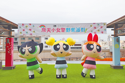 卡通明星花花、泡泡與毛毛現身揭開野餐派對。(和逸飯店‧台南西門館提供) 卡通明星花花、泡泡與毛毛現身揭開野餐派對。(和逸飯店‧台南西門館提供)