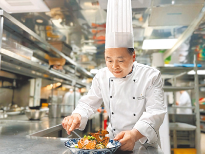 「醉月樓」許忠賢主廚秉持「以季節為本、以原味為先」的料理理念,細膩詮釋春季時令薺菜料理。(台南遠東香格里拉提供) 「醉月樓」許忠賢主廚秉持「以季節為本、以原味為先」的料理理念,細膩詮釋春季時令薺菜料理。(台南遠東香格里拉提供)