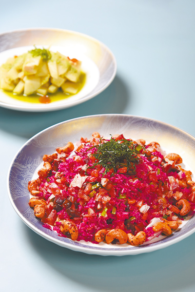 「味坊中餐廳」主廚以自然色階構築盤飾,讓料理呈現春日風景般的明亮與層次。圖為「火龍果紅米臘味腰果炒飯」。
(桃園國際機場凱悅酒店提供) 「味坊中餐廳」主廚以自然色階構築盤飾,讓料理呈現春日風景般的明亮與層次。圖為「火龍果紅米臘味腰果炒飯」。
(桃園國際機場凱悅酒店提供)