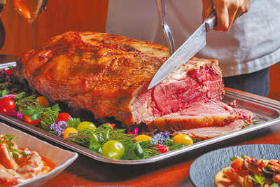 歐風館推出繽紛的異國美食饗宴,賓客可品嘗爐烤牛肉等多款人氣料理。(大倉久和大飯店提供) 歐風館推出繽紛的異國美食饗宴,賓客可品嘗爐烤牛肉等多款人氣料理。(大倉久和大飯店提供)