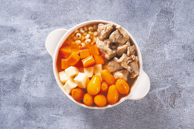 春義盎然料理中,主廚特別推薦川貝枇杷燉西施骨。(義大皇家酒店提供) 春義盎然料理中,主廚特別推薦川貝枇杷燉西施骨。(義大皇家酒店提供)