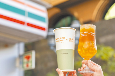 7-11「!+?CAFE RESERVE+TEA不可思議茶BAR」推薦「果真桃氣蜜露紅」。(7-11提供) 7-11「!+?CAFE RESERVE+TEA不可思議茶BAR」推薦「果真桃氣蜜露紅」。(7-11提供)