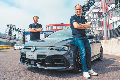 台灣福斯汽車總裁Steffen Knapp(後)與Volkswagen R品牌銷售暨市場行銷總經理Pedro Martinez Diaz(前)共同發表Golf R夜幕疾行版。(台灣福斯提供) 台灣福斯汽車總裁Steffen Knapp(後)與Volkswagen R品牌銷售暨市場行銷總經理Pedro Martinez Diaz(前)共同發表Golf R夜幕疾行版。(台灣福斯提供)