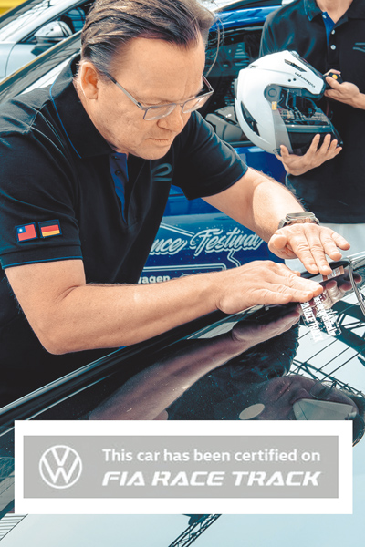 台灣福斯汽車總裁Steffen Knapp於交車儀式中貼上「This car has been certified on FIA RACE TRACK」專屬貼紙。(台灣福斯提供) 台灣福斯汽車總裁Steffen Knapp於交車儀式中貼上「This car has been certified on FIA RACE TRACK」專屬貼紙。(台灣福斯提供)