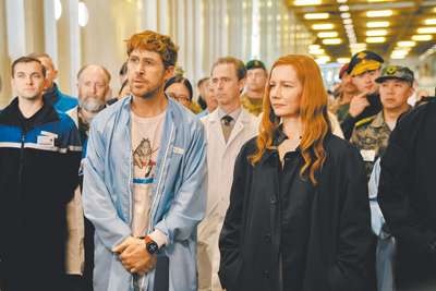 萊恩葛斯林與桑德拉惠勒合作的《極限返航》,票房超乎預期的好,他在片中穿著趣味T恤搭配泰格豪雅Connected Calibre E5智能腕表。(索尼影業提供) 萊恩葛斯林與桑德拉惠勒合作的《極限返航》,票房超乎預期的好,他在片中穿著趣味T恤搭配泰格豪雅Connected Calibre E5智能腕表。(索尼影業提供)