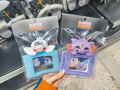 《HUNTER×HUNTER獵人》快閃店推出波特克林(左)與討債魔絨毛卡套,459元。(徐梓榕攝) 《HUNTER×HUNTER獵人》快閃店推出波特克林(左)與討債魔絨毛卡套,459元。(徐梓榕攝)