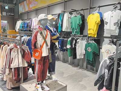 SKM Park Outlets高雄草衙adidas Kids推出童裝買1送1優惠。(SKM Park Outlets提供) SKM Park Outlets高雄草衙adidas Kids推出童裝買1送1優惠。(SKM Park Outlets提供)