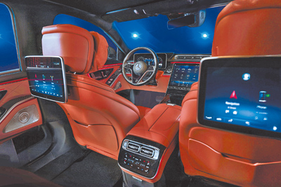 S-Class特別針對後座開發新一代MBUX多媒體系統,結合後座觸控面板及搭載兩組 11.6 吋觸控螢幕的MBUX後座視聽娛樂系統。(台灣賓士提供) S-Class特別針對後座開發新一代MBUX多媒體系統,結合後座觸控面板及搭載兩組 11.6 吋觸控螢幕的MBUX後座視聽娛樂系統。(台灣賓士提供)