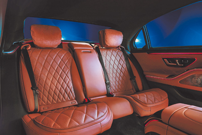 S-Class後座椅具備通風與加熱功能,可提供理想舒適的座椅溫度,讓乘客一坐進車就能感受最貼心的豪華體驗。(台灣賓士提供) S-Class後座椅具備通風與加熱功能,可提供理想舒適的座椅溫度,讓乘客一坐進車就能感受最貼心的豪華體驗。(台灣賓士提供)