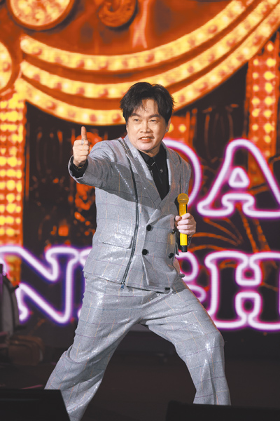 康康嗨唱經典歌〈快樂鳥日子〉。(東西文娛、星樂全球提供) 康康嗨唱經典歌〈快樂鳥日子〉。(東西文娛、星樂全球提供)