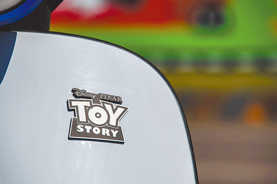 車身彩蛋/「浩瀚宇宙號」車前飾板徽章。(陳大任攝) 車身彩蛋/「浩瀚宇宙號」車前飾板徽章。(陳大任攝)