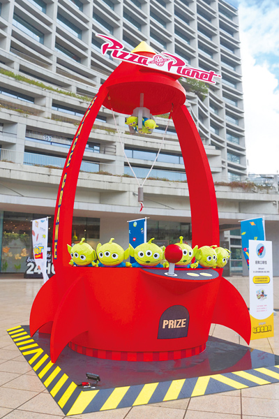 Gogoro《玩具總動員》主題樂園有許多關卡,其中參與「拯救三眼怪」的民眾需在30秒內於火箭內彈跳拯救3隻三眼怪才過關。(Gogoro提供) Gogoro《玩具總動員》主題樂園有許多關卡,其中參與「拯救三眼怪」的民眾需在30秒內於火箭內彈跳拯救3隻三眼怪才過關。(Gogoro提供)