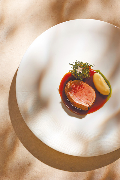 君尹Brise推出春季菜單,主菜「柔光」以荷蘭小牛菲力奶油慢烹佐香草小牛肉汁,展現細緻柔美。(君尹Brise提供) 君尹Brise推出春季菜單,主菜「柔光」以荷蘭小牛菲力奶油慢烹佐香草小牛肉汁,展現細緻柔美。(君尹Brise提供)