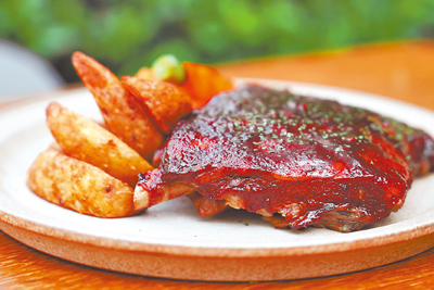 老爺小花園獻上主廚推薦料理,肉食愛好者首推「煙燻BBQ爐烤豬肋排」,展現海陸食材與經典醬汁的完美平衡。(老爺小花園提供) 老爺小花園獻上主廚推薦料理,肉食愛好者首推「煙燻BBQ爐烤豬肋排」,展現海陸食材與經典醬汁的完美平衡。(老爺小花園提供)