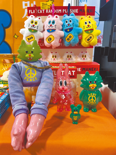 club babo帶來熱銷的絨毛吊飾盲盒及4款新品軟膠公仔,500至3000元不等。(徐梓榕攝) club babo帶來熱銷的絨毛吊飾盲盒及4款新品軟膠公仔,500至3000元不等。(徐梓榕攝)