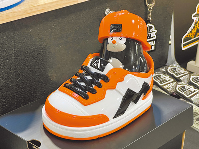 胡子碰碰的新品牌MOGU MOLE推出軟膠公仔,3000元。(徐梓榕攝) 胡子碰碰的新品牌MOGU MOLE推出軟膠公仔,3000元。(徐梓榕攝)