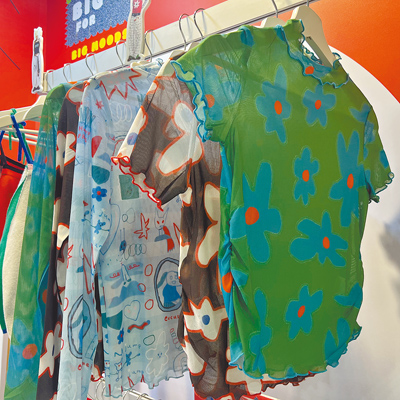 馬卡龍腳趾新設計的系列服裝在攤位首次亮相。(徐梓榕攝) 馬卡龍腳趾新設計的系列服裝在攤位首次亮相。(徐梓榕攝)