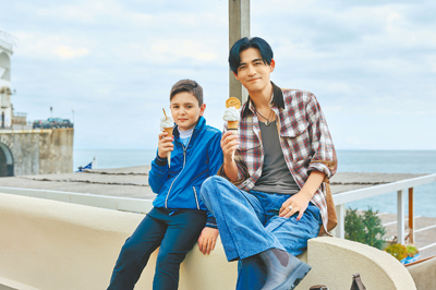 周渝民在義大利拍MV,親切跟小孩互動。(相信音樂提供) 周渝民在義大利拍MV,親切跟小孩互動。(相信音樂提供)