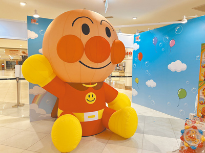 麵包超人浪漫春日快閃店打造2.5公尺高的麵包超人氣偶。(曼迪傳播提供) 麵包超人浪漫春日快閃店打造2.5公尺高的麵包超人氣偶。(曼迪傳播提供)